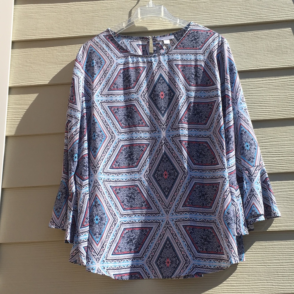 Blouse with bell ending on sleeve